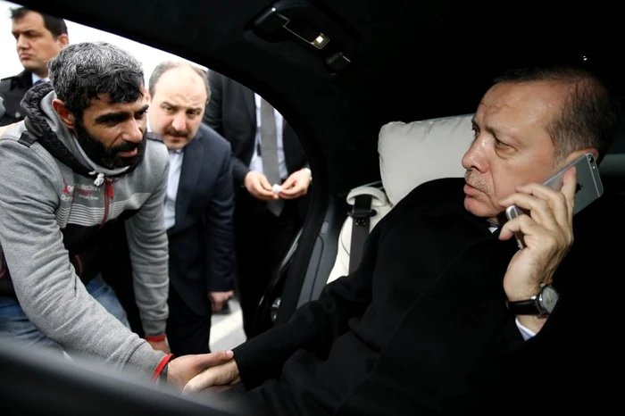 Gărzile de corp ale președintelui Turciei l-au adus pe bprbat lângă mașina lui ErdoganFoto: AP