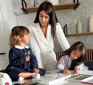 Diana Bart are două fetițe superbe, Maira și Amina foto: Facebook 