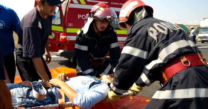 Victimele au fost transportate la spital. FOTO: Daniel Guţă. ARHIVĂ.