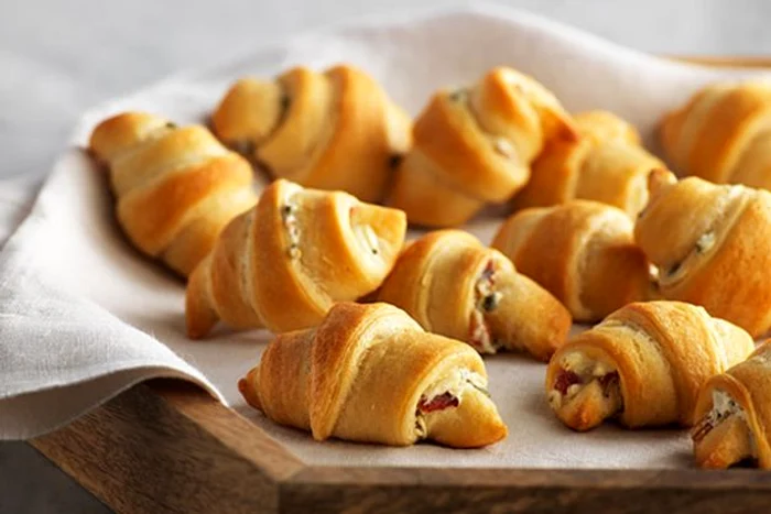 Cornuri aperitiv cu şuncă, măsline şi caşcaval FOTO kraftrecipes.comI