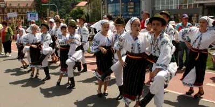 Elevii au făcut spectacol pe străzile Braşovului, foto: Stelian Grăjdan