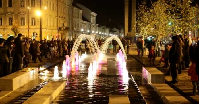 Cluj: Piaţa Unirii nu a scăpat de jeturile multicolore (GALERIE FOTO+SONDAJ)