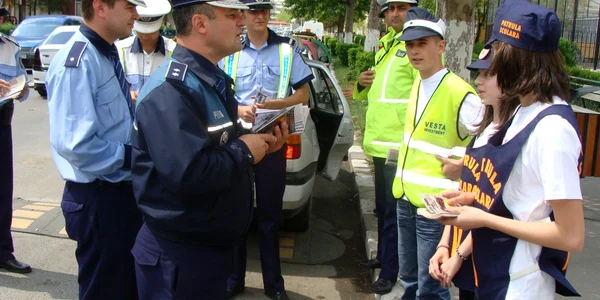 Copiii din Mihăeşti, Drăgăşani şi Râmnicu Vâlcea primesc broşuri cum să se ferească de accidente