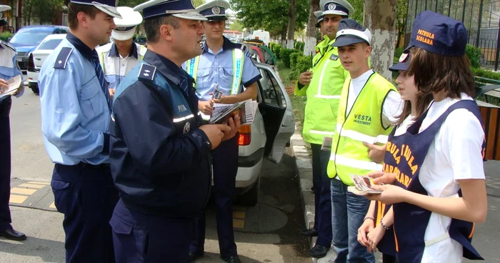 Copiii din Mihăeşti, Drăgăşani şi Râmnicu Vâlcea primesc broşuri cum să se ferească de accidente