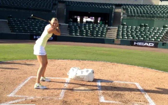 
    Maria Sharapova a trecut la baseball (foto: Facebook)  