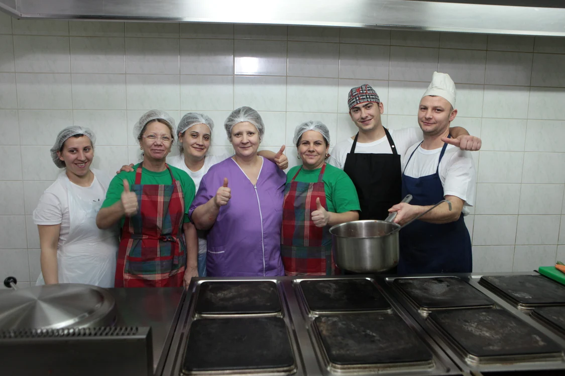 Lucică, împreună cu echipa de bucătari ai restaurantului