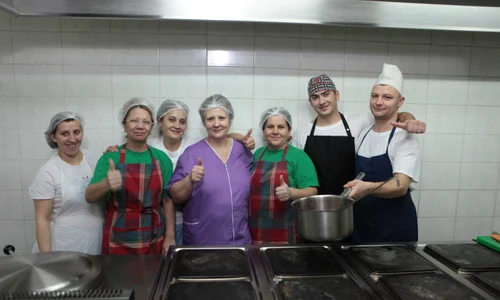 Lucică, împreună cu echipa de bucătari ai restaurantului jpeg