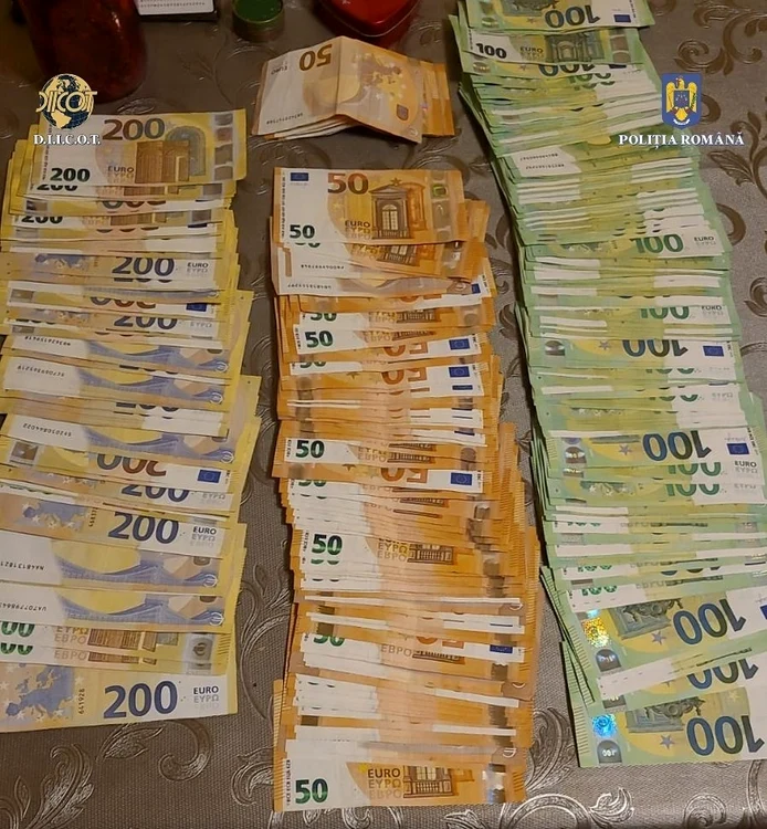 Bani ridicați la percheziții Sursa foto: IGPR