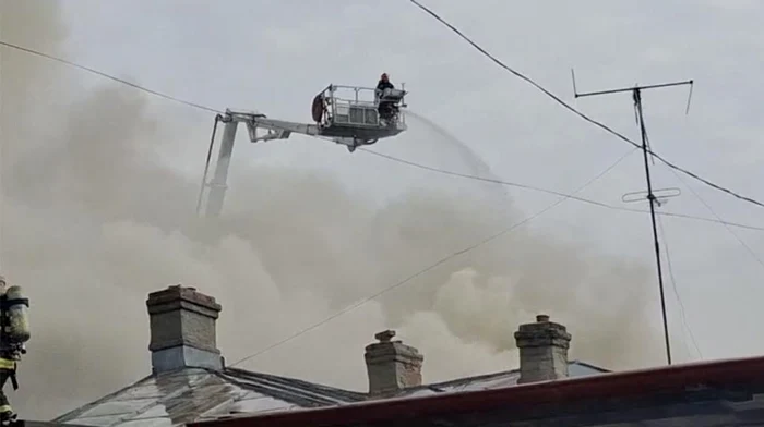 Șase case au luat foc în Sectorul 2 din Capitală. Foto: captura video