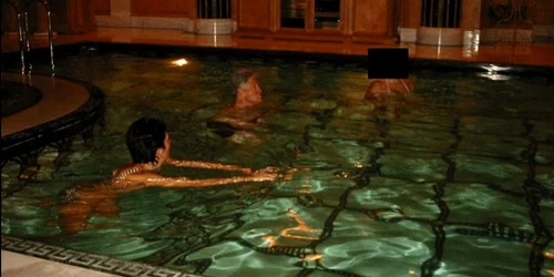 Clinton în piscină cu Grislaine Maxwell și o femeie foto captură DOJ jpg