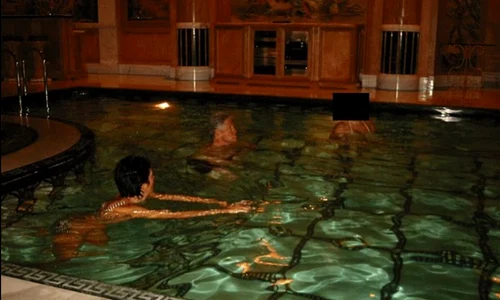 Clinton în piscină cu Grislaine Maxwell și o femeie foto captură DOJ jpg