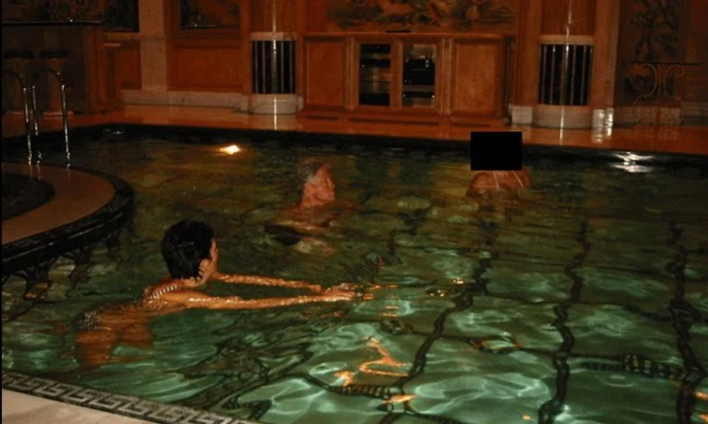 Cum l-a atras „pețitoarea” Ghislaine Maxwell pe Bill Clinton în cercul lui Epstein