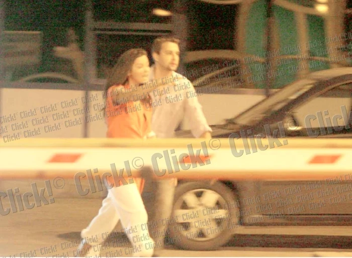 16.06. 2009. Fotoreporterii Click! au pozat-o pe Oana nervoasă şi desculţă, noaptea, în faţa Spitalului Floreasca. Pepe a găsit-o în casă leşinată, după ce luase un pumn de pastile.