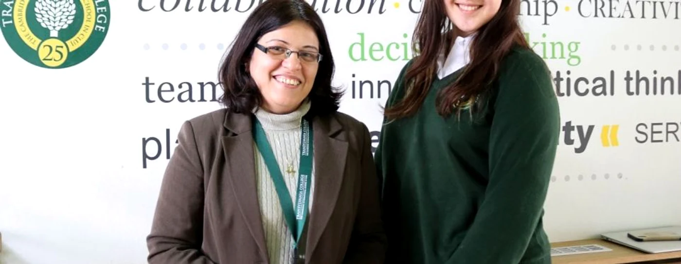 Adina Toma (stânga), alături de viitoare stundentă la Cambridge FOTO: arhivă personală