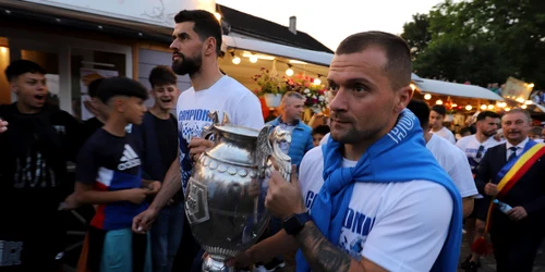 Corvinul Hunedoara aclamată de mii de oameni la prezentarea trofeului Cupa României la fotbal  Foto Daniel Guță ADEVĂRUL (355) JPG
