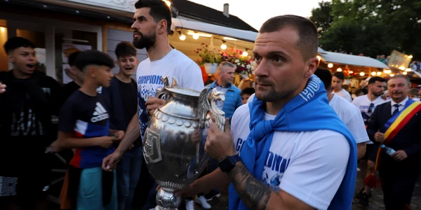 Corvinul Hunedoara aclamată de mii de oameni la prezentarea trofeului Cupa României la fotbal Foto Daniel Guță ADEVĂRUL (355) JPG
