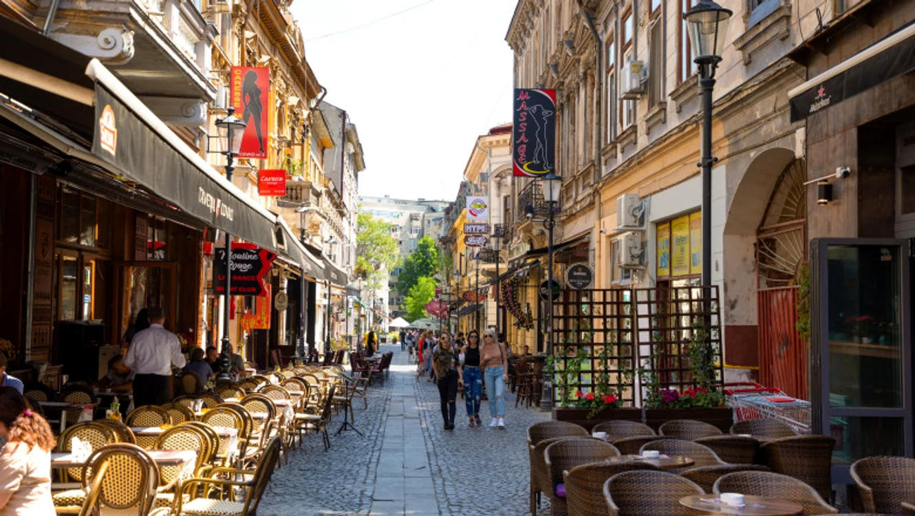 Străzile din Bucureşti au devenit tot mai pline de turiştii străini / Sursa foto: Profimedia Images