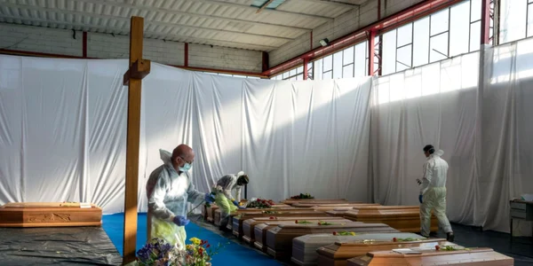 Sicrie morti coronavirus in Bergamo Italia FOTO Getty Images 