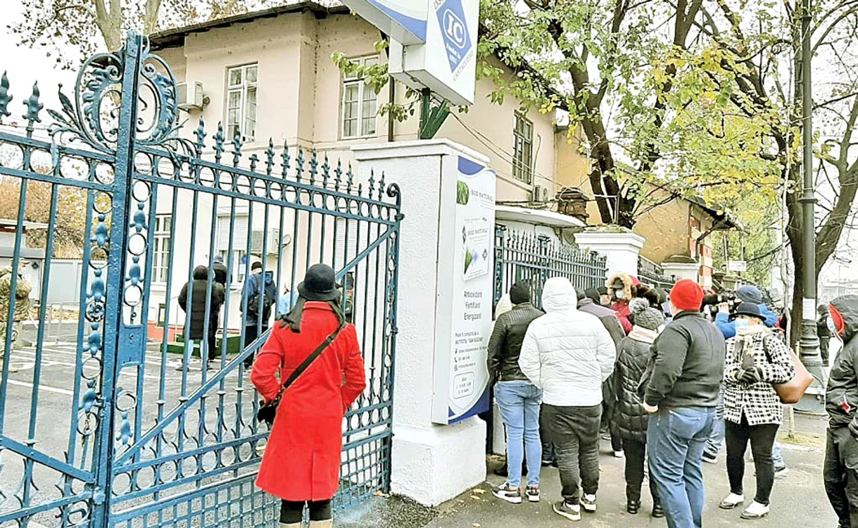 
    Oamenii s-au înghesuit miercuri  dimineaţă la poarta Institutului  „Cantacuzino” din Capitală  