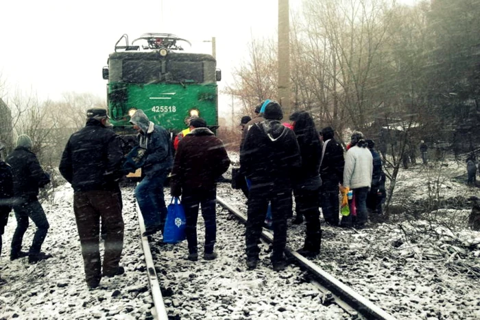 La locul tragediei s-au strâns zeci de oameni. SURSA FOTO: zhd.ro