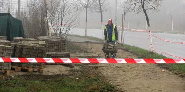 Muncitorii pregătesc locul unde se va deschide "şantierul"