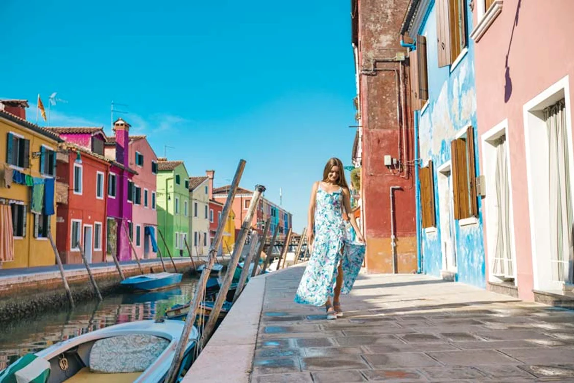 Italia. Insula Burano din laguna veneţiană este o adevărată inspiraţie pentru pictorii peisagişti