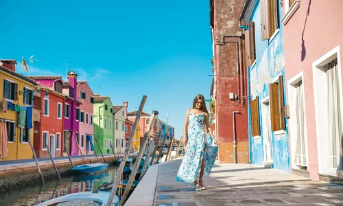 Italia  Insula Burano din laguna veneţiană este o adevărată inspiraţie pentru pictorii peisagişti jpeg