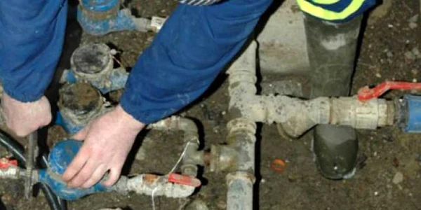 Angajatul Nova ApaServ nu avea legitimaţiede serviciu