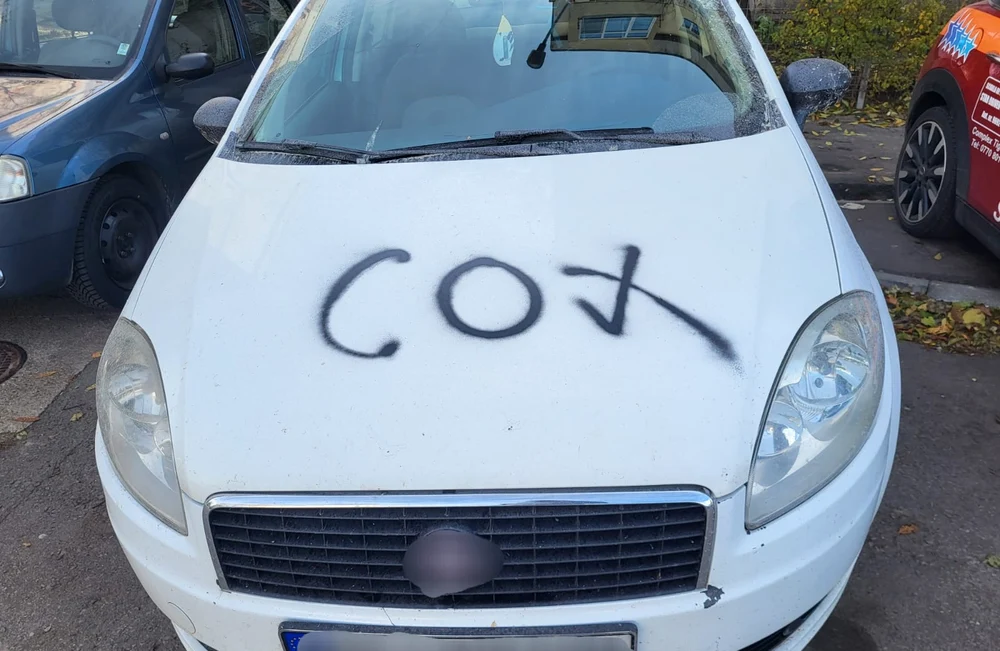 Mașină stropită cu vopsea neagră FOTO: IPJ Galați