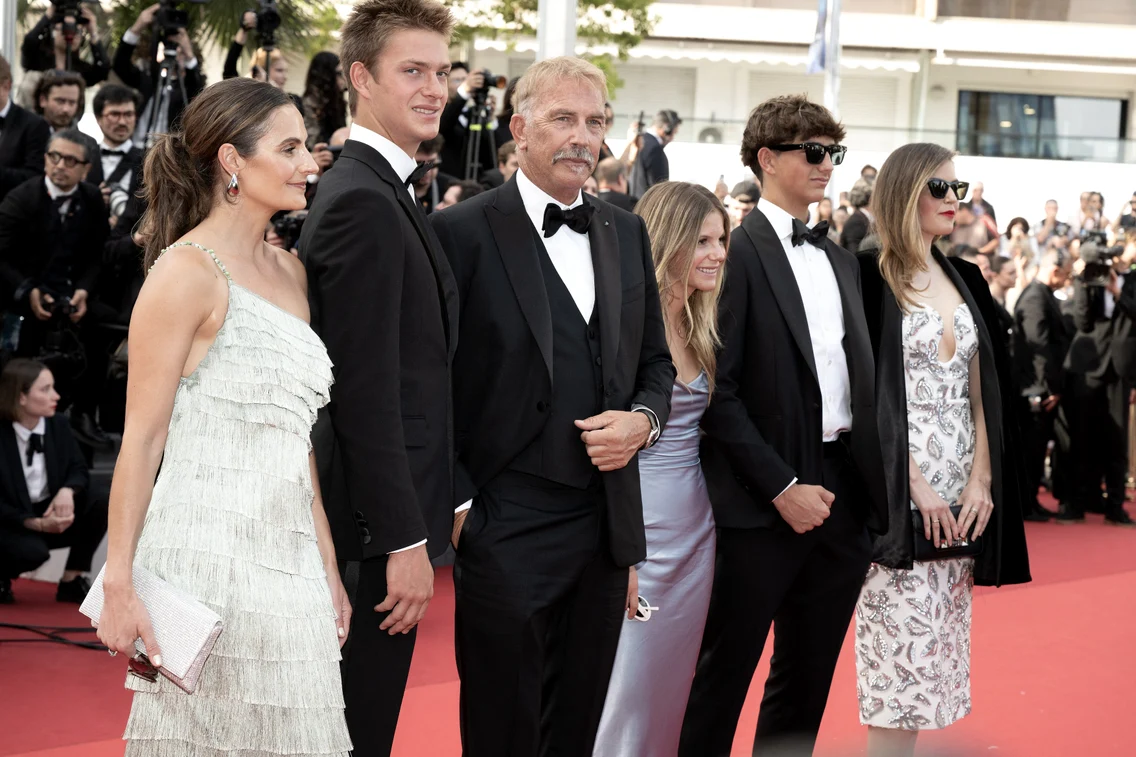 Familia Costner, Profimedia