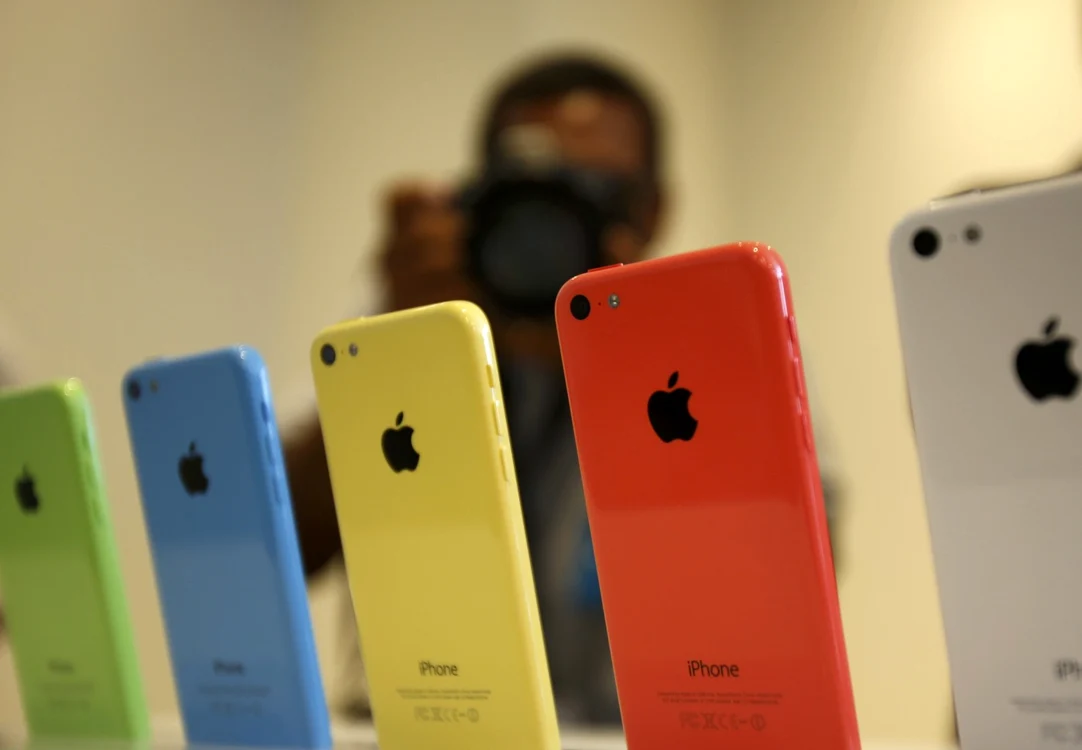 iPhone 5c este cel mai ieftin smartphone dintre cele prezentate de Apple anul acesta. FOTO Reuters
