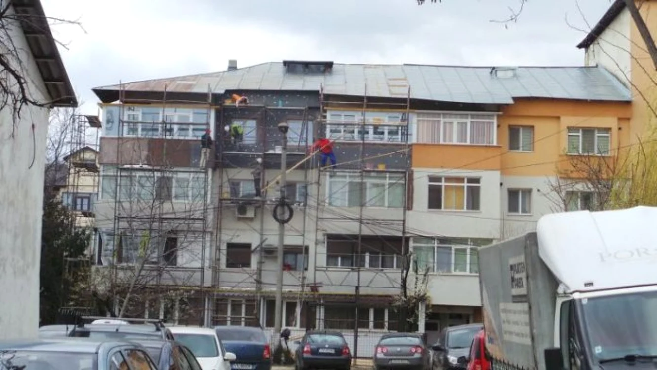 În timpul acesta, locatarii îşi izoşează singuri apartamentele FOTO: Ştefan Borcea