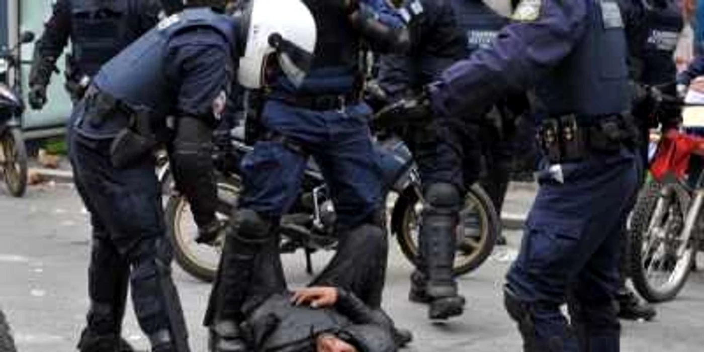 Ciocnirile între manifestanşi şi poliţie s-au soldat cu sute de răniţi