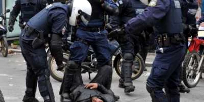 Ciocnirile între manifestanşi şi poliţie s-au soldat cu sute de răniţi