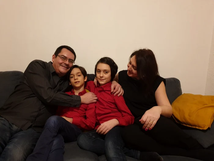 Stabilită în Austria cu familia din 2018, Carmen Constantin (dreapta) povesteşte cum s-a testat unul dintre cei doi băieţi ai săi FOTO: arhiva personală