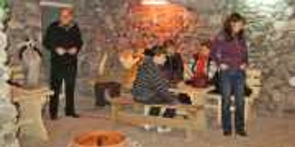 Pacienţii stau câte o oră în salina cu pereţi placaţi cu bulgări de sare  