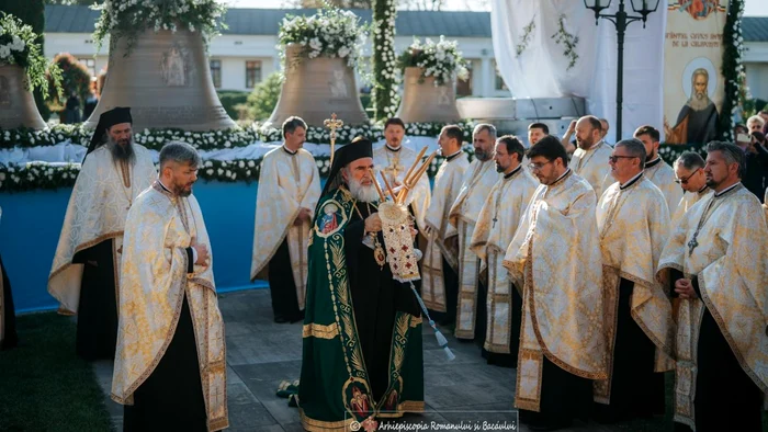 Slujba de sfințire a fost oficiată de IPS Ioachim FOTO Arhiepiscopia Romanului
