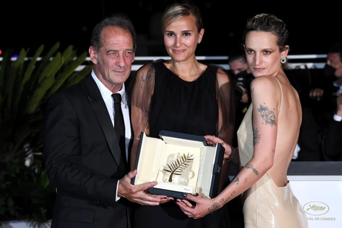 Julia Ducournau, regizoarea peliculei "Titane", primește premiul de la Sharone Stonefoto: Profimedia