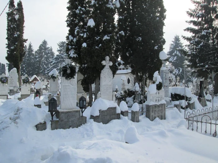 În cimitirele din Ramnic nu mai sunt locuri de veci de aproape doi ani. Foto arhiva Adevarul