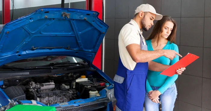 Asiguratorii îi acuză pe angajații service-urilor auto că umflă devizul lucrărilor de reparații