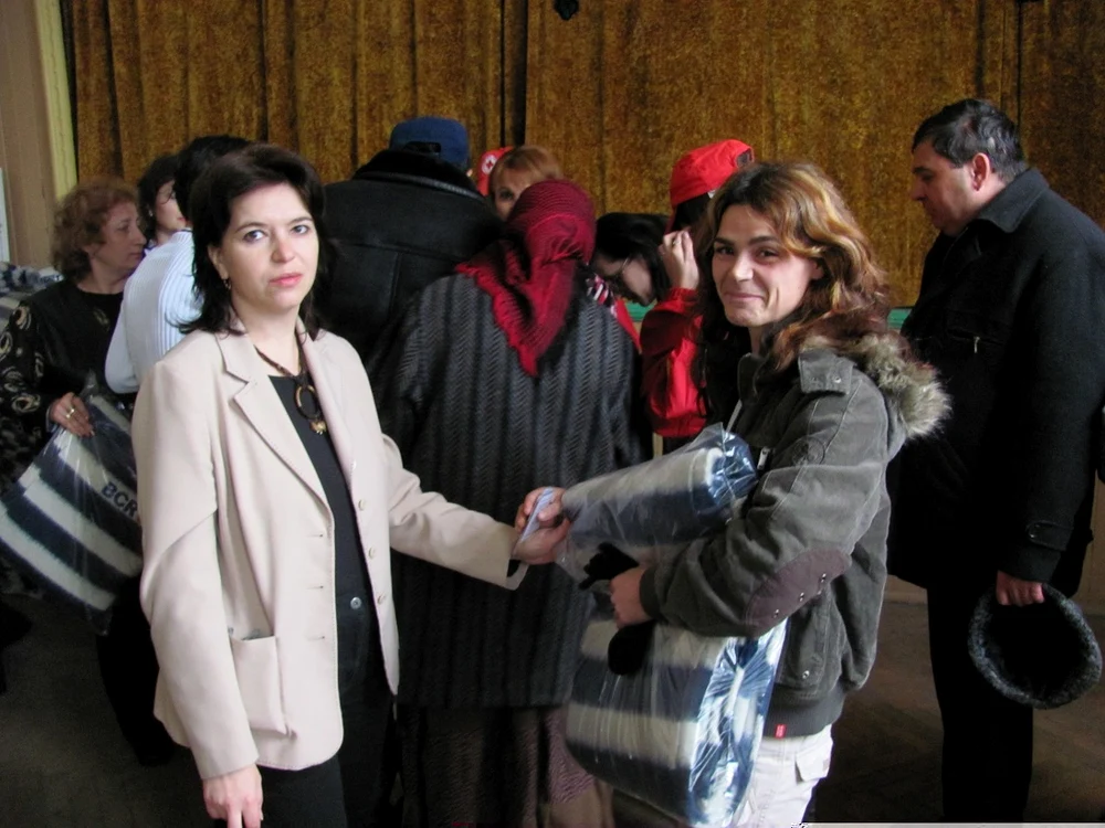 Monica Jipa oferă ajutor unei tinere de la Centrul Social