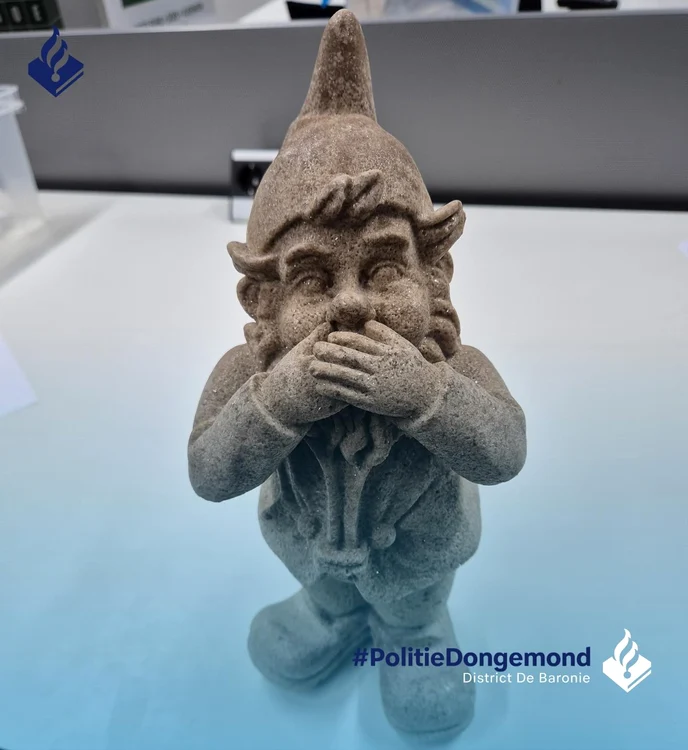 Pitic de grădină făcut în totalitate din droguri Foto Politie Basisteam Dongemond   Facebook jpg