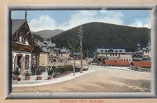 Stradă din Azuga. Carte poștală din perioada interbelică  (© iMAGO Romaniae)