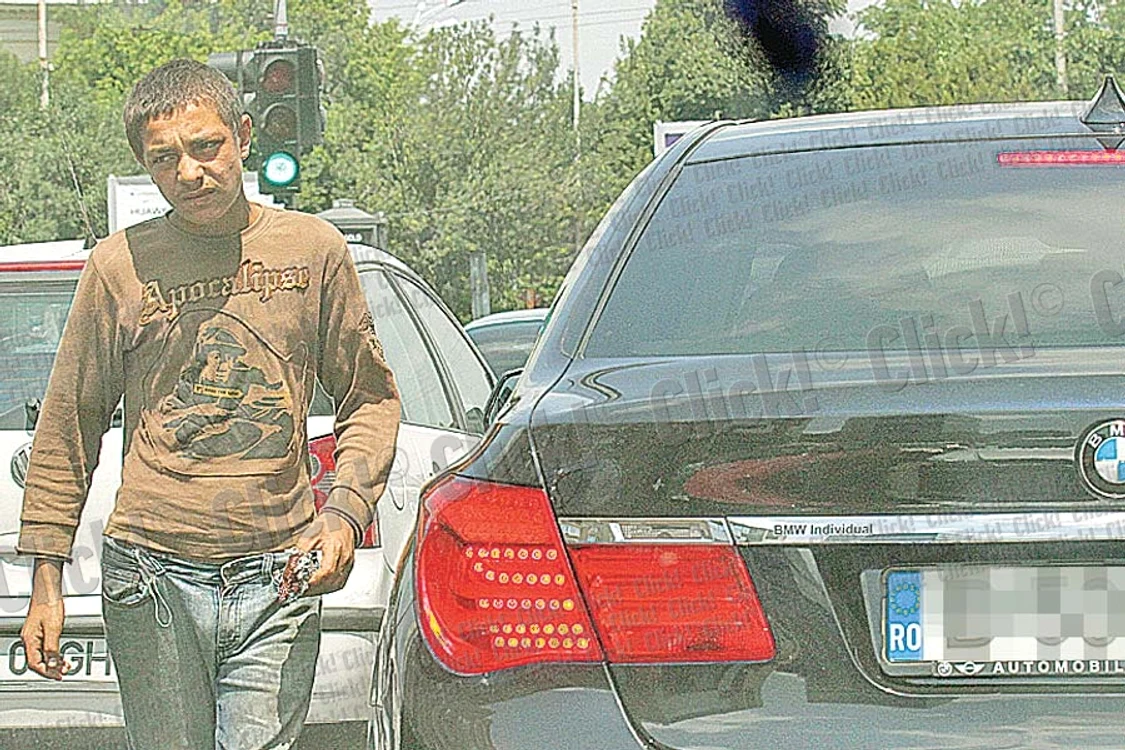 Încă patron la Rapid, omului  de afaceri nu i-a fost milă de un amărât, de care  a fugit în momentul în  care acesta l-a abordat (Foto: Cezar Preda)