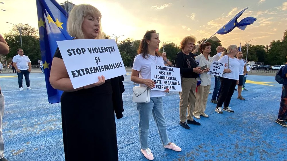 Manifestație împotriva protestelor violente. Câteva zeci de oameni s-au adunat în Piața Victoriei