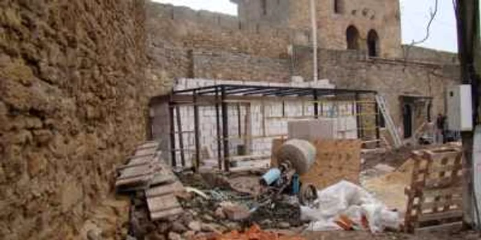 Toaleta publica este construita sub zidurile medievale. FOTO: DUMSKAIA.NET