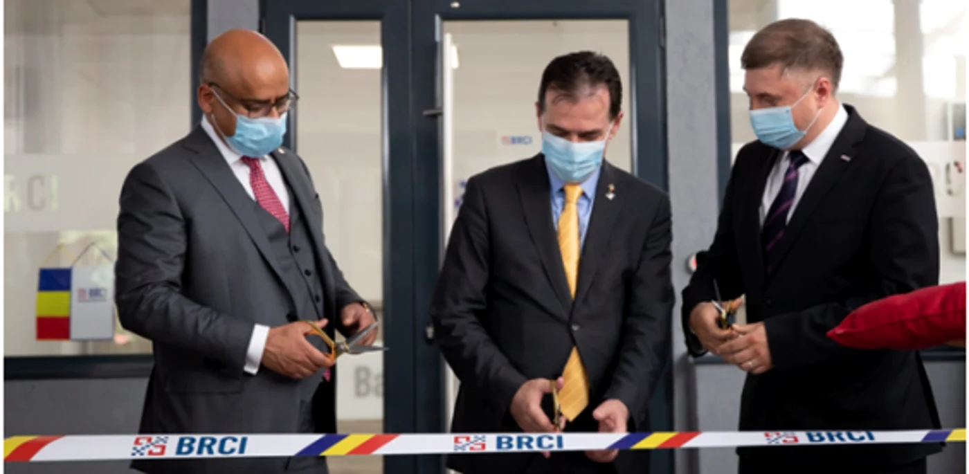Sanjeev Gupta şi premierul Ludovic Orban, la inaugurarea primei agenţii din România a BRCI Foto BRCI
