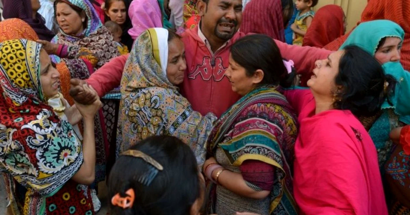 Creştini pakistanezi din Lahore, îndureraţi după un atentat FOTO AFP