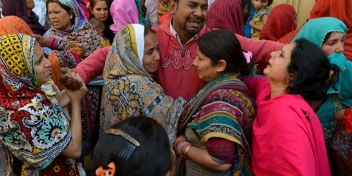 Crestini pakistanezi indurerati de atentatul de la Lahore din 28 martie 2015 FOTO AFP