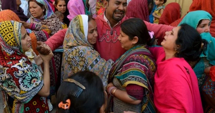 Creştini pakistanezi îndureraţi de atentatul sinucigaş din Lahore FOTO AFP